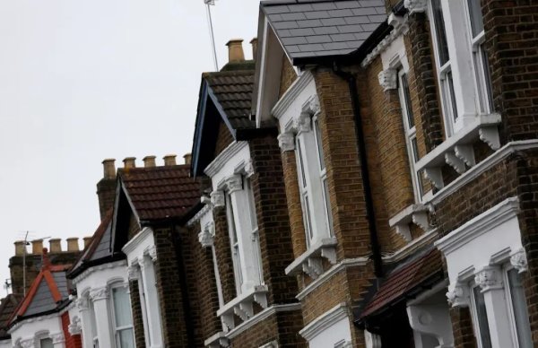 英镑GBPUSD风暴升级！英国2025年四季度GDP濒临停滞，通胀回升点燃加息赌局