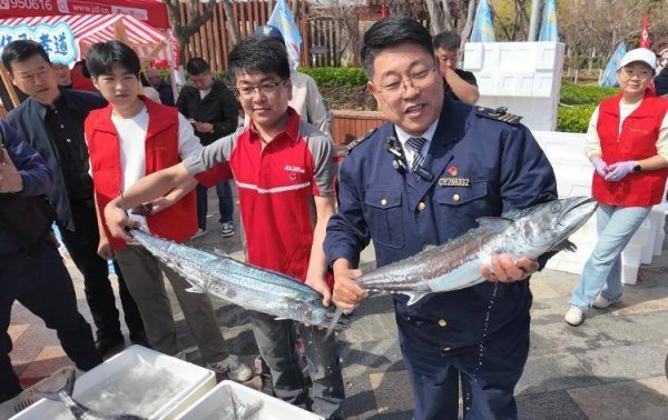 护航沙子口鲅鱼节 青岛主题车厢把海鲜市场“搬”进公交车