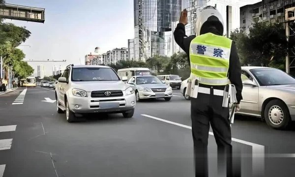 开车那些事儿：交警查车新门道与燃油车面临的挑战