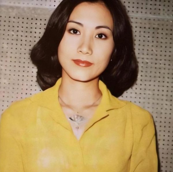 78岁路都走不稳还开演唱会捞金，全网恶评如潮，她却扬言回馈粉丝