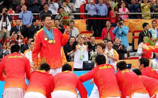 中国男篮传奇球星王治郅入选国际篮联名人堂