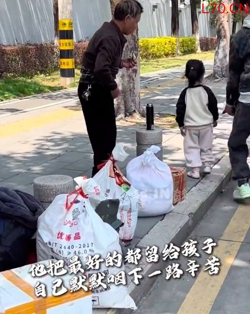 父亲一路啃馒头却背来沉甸甸的土特产 网友：他把最好的都留给孩子，自己默默咽下一路辛苦
