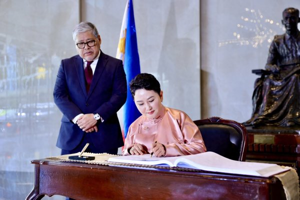 刚撤走军队, 中国外长就动身访蒙: 第三邻国再热闹也别碰这条红线